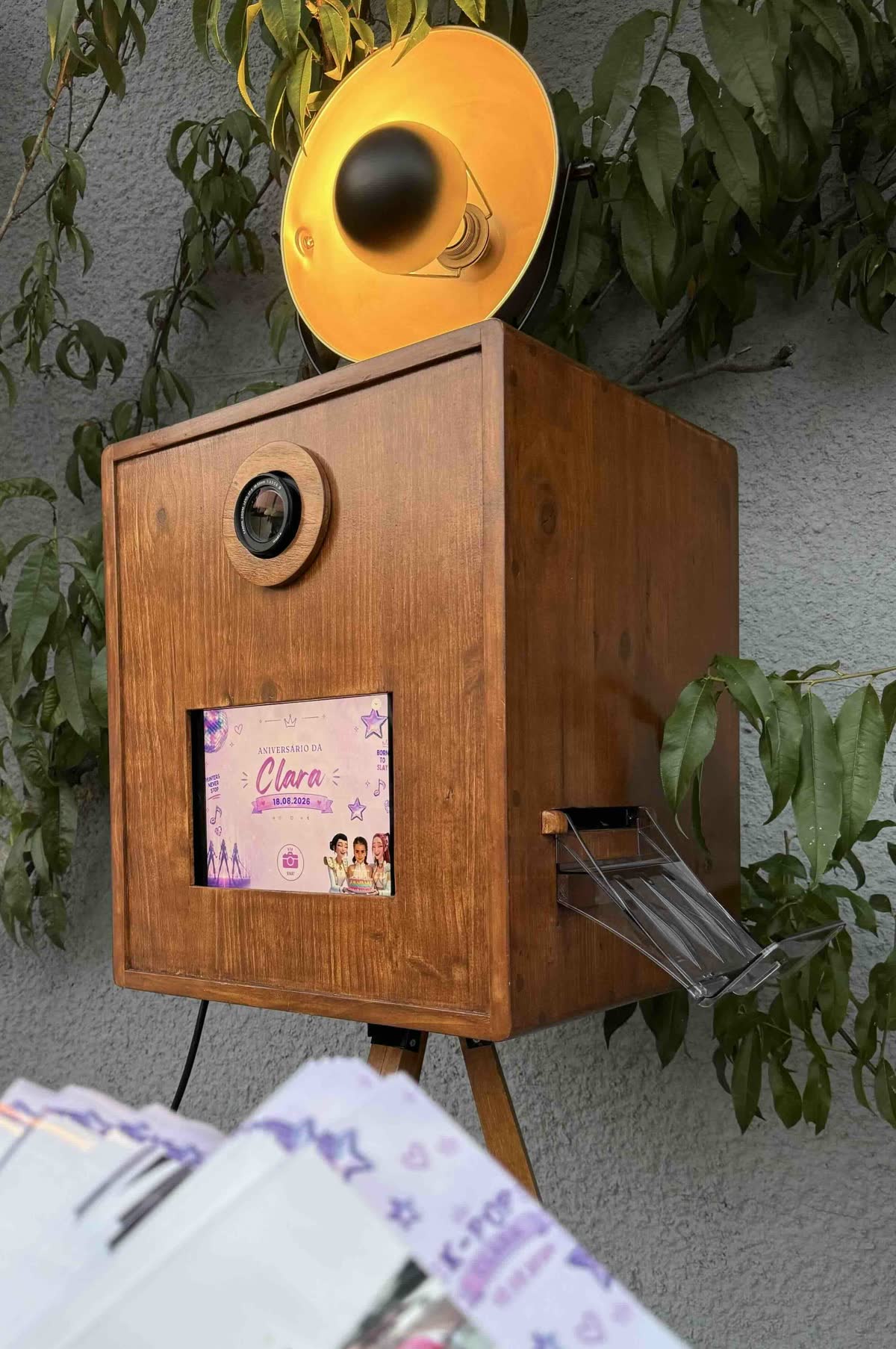 Ecrã de boas-vindas personalizado com o nome do homenageado no photobooth, e as fotografias já impressas na bandeja lateral